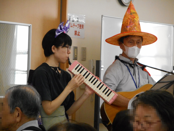 鍵盤ハーモニカと館長さんのギター伴奏