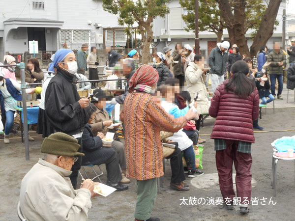 太鼓の演奏に見入る皆さん
