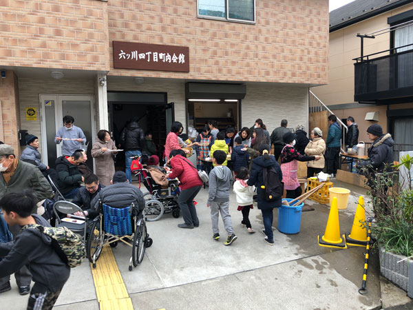 六ツ川四丁目町内会館で新年の餅つき