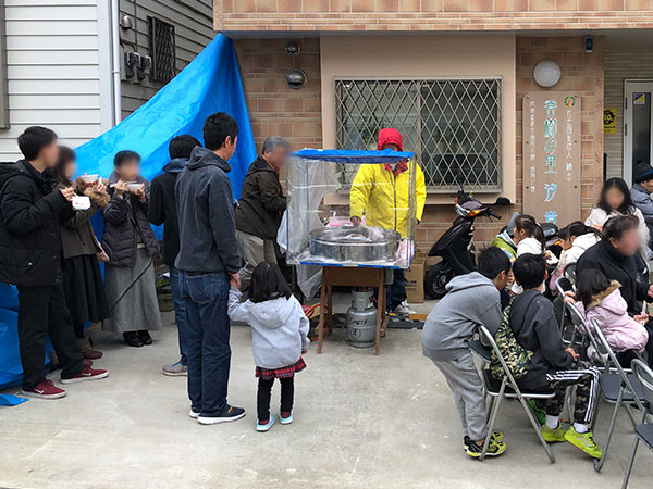 六ツ川四丁目町内会館の餅つき2