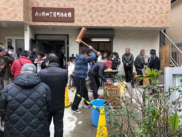 六ツ川四丁目町内会館の餅つき4
