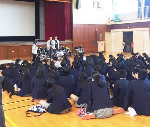 六ツ川中学校車いす体験学習1