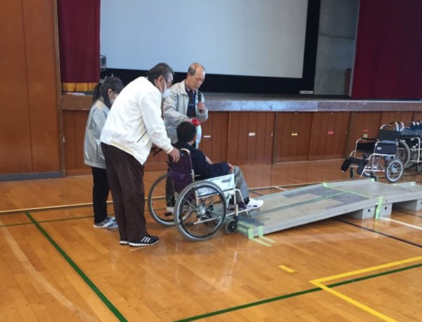六ツ川中学校の車いす体験学習