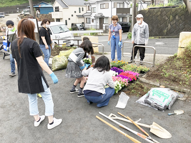 高嶺自治会の花苗の植栽