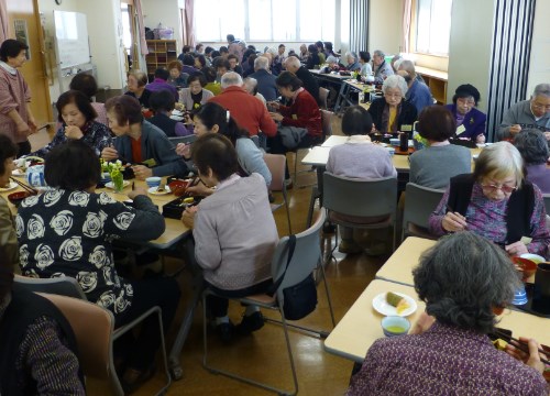 おしゃべり会の食事風景